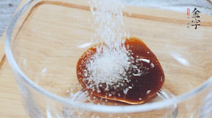 合上蓋子，啟動電源煮飯。期間混合好調(diào)味汁。