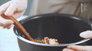 揭開鍋蓋，放上青菜，荷包蛋，就可以吃了。