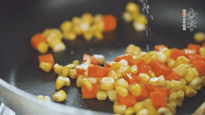 胡蘿卜、玉米洗凈后，處理成粒，加鹽簡(jiǎn)單炒制。