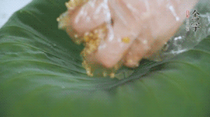 將食材混合好鋪到新鮮荷葉上。（可以加點(diǎn)水）