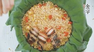 擺上金字醬肉，妥帖包裹好上鍋蒸。