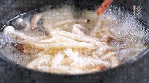 依次放火腿、豆腐，加水大火燒開，小火燉煮20分鐘，出鍋前撒上蔥花即可。