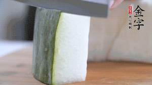 冬瓜去瓤去皮，切小塊。