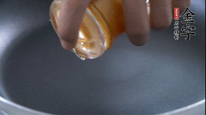 植物油入鍋，翻炒冬瓜。