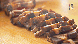 金字醬肉切片。