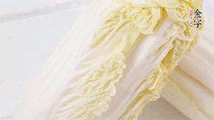 娃娃菜洗凈，對半切。