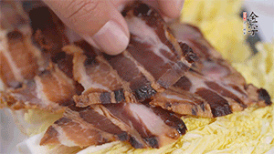 依次擺放娃娃菜和醬肉。