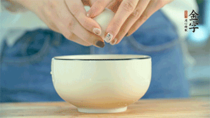 雞蛋液打散，可以加點(diǎn)鹽和黃酒，邊煎邊用筷子攪拌。