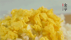 將雞蛋碎、西蘭花碎和放涼的米飯混合，用少許鹽、橄欖油調(diào)味。