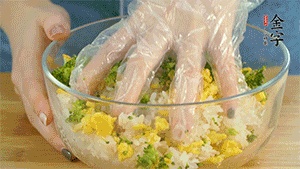 將飯團(tuán)用手搓捏成圓球狀。