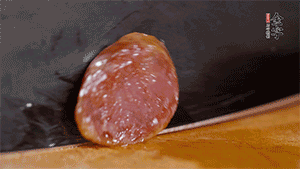 金字火腿肉香腸上鍋蒸15分鐘，切片備用。