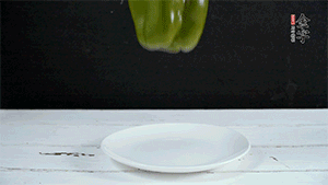 雞蛋打散，加青椒粒、蔥花攪拌。