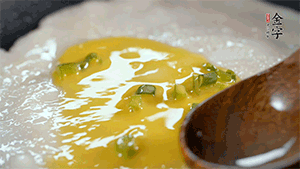 將雞蛋液鋪到面餅上，放上香腸。