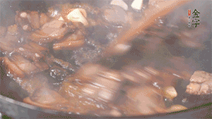 熱油下鍋，爆香蒜片。放入醬肉翻炒片刻后,下豌豆尖均勻翻炒。