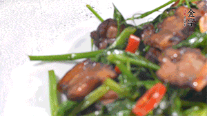 出鍋前加少許鹽調(diào)味。