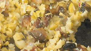 熱油起鍋，下醬肉丁炒香，再加入筍丁、適量水淀粉勾芡翻炒均勻。