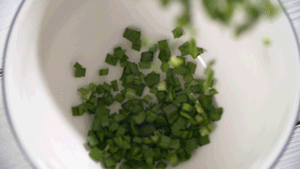 韭菜洗凈，切粒。