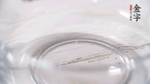 雞蛋加鹽、黃酒均勻打散，下鍋炒散。