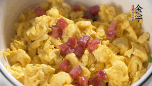 將香腸、韭菜、雞蛋攪拌均勻，可適當加玉米油、十三香、味精調味。