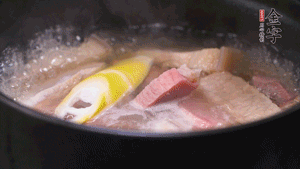 火肉、豬肉加料酒、清水大火煮開后，加入春筍小火慢燉40分鐘，出鍋前撒蔥花即可。