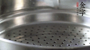 出鍋后，倒扣臘味，撒上蔥花即可。