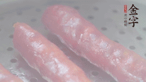 金字香腸上鍋，大火蒸5分鐘，切片備用。