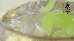 萵筍去皮切片，加鹽焯水。