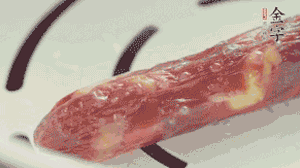 香腸蒸至半熟切片，筍切丁備用。