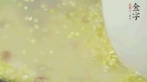 糯米、紅豆浸泡1小時(shí)，和小米一起入電飯鍋蒸熟。