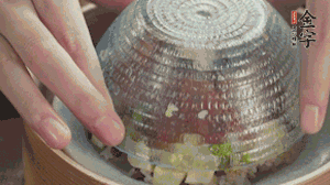 碗倒扣到盤中，擺上焯水后的熟蝦仁即可。