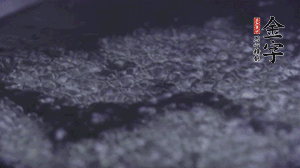 小青菜洗凈后，鍋中水燒開，放點(diǎn)鹽和滴幾滴油后燙熟。