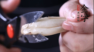 蟹味菇去掉根部洗凈。