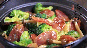 出鍋前加少許鹽、水淀粉即可。