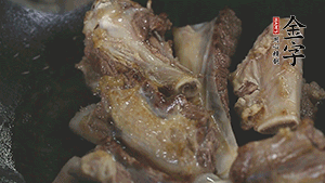 加入白蘿卜、料酒、水、火腿煮40分鐘。