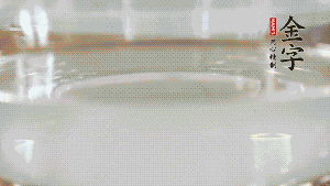 秋葵焯水后，去掉根部，對切成2半。