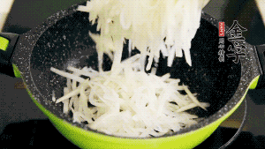 鍋加油至5成熱，放香腸粒、臘肉粒翻炒，等脂肪變透明后，加香菇、瑤柱、蝦米，放適量冰糖、胡椒粉、鹽炒至香味溢出。