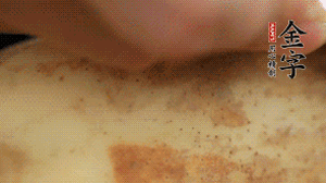 金字香腸切片，藕去皮切薄片備用。