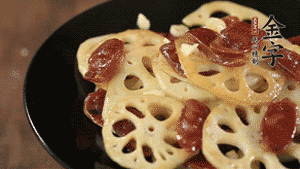 出鍋前加少許鹽調(diào)味，撒上蔥花即可。