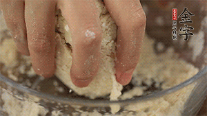 揉勻成光滑的面團后，醒發(fā)半小時。