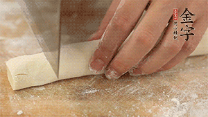 均勻切段后搓成長條狀，繞到香腸上，以紅豆點綴眼睛。