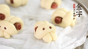 上鍋大火蒸20分鐘后，關(guān)火燜5分鐘就可以了。