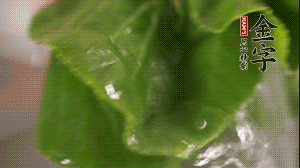 小青菜從根部掰開，分別洗凈。