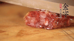 金字土香腸斜切成片。