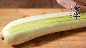 絲瓜去皮，切成1cm厚的小圈。