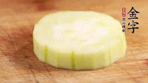 將香腸片鋪到絲瓜圈上。