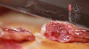 金字香腸蒸或煮至7成熟，切成片備用。