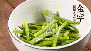 將調(diào)料放入準(zhǔn)備好的食材中，攪拌均勻。