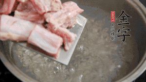剁成塊狀的排骨洗凈，放入沸騰的鍋中，加姜片汆燙，2分鐘后撈出備用。