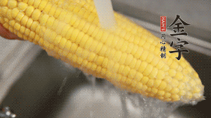 蓮藕切塊、玉米切段、荸薺削皮。