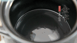 依次把排骨、玉米、蓮藕、荸薺放入砂鍋中。（根據(jù)食材的難易熟度放置，難熟的放下面，其他湯品也是一樣。）